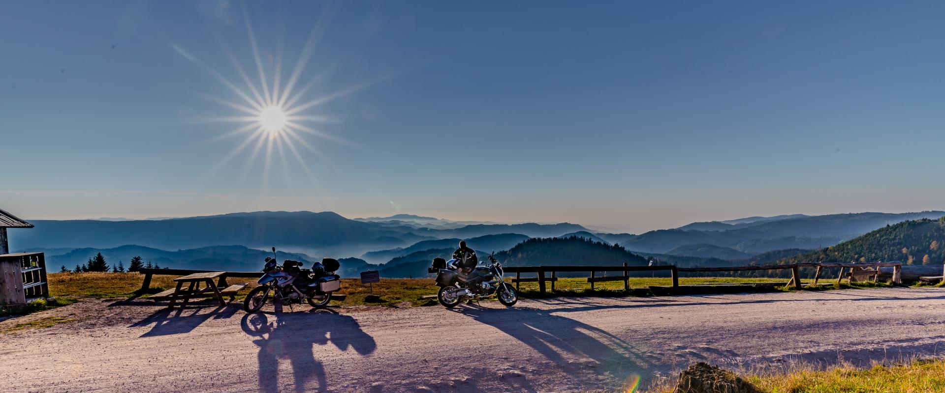Rast bei einer Motorradtour mit schönem Blick von der Alexanderschanze auf den Nordschwarzwald.