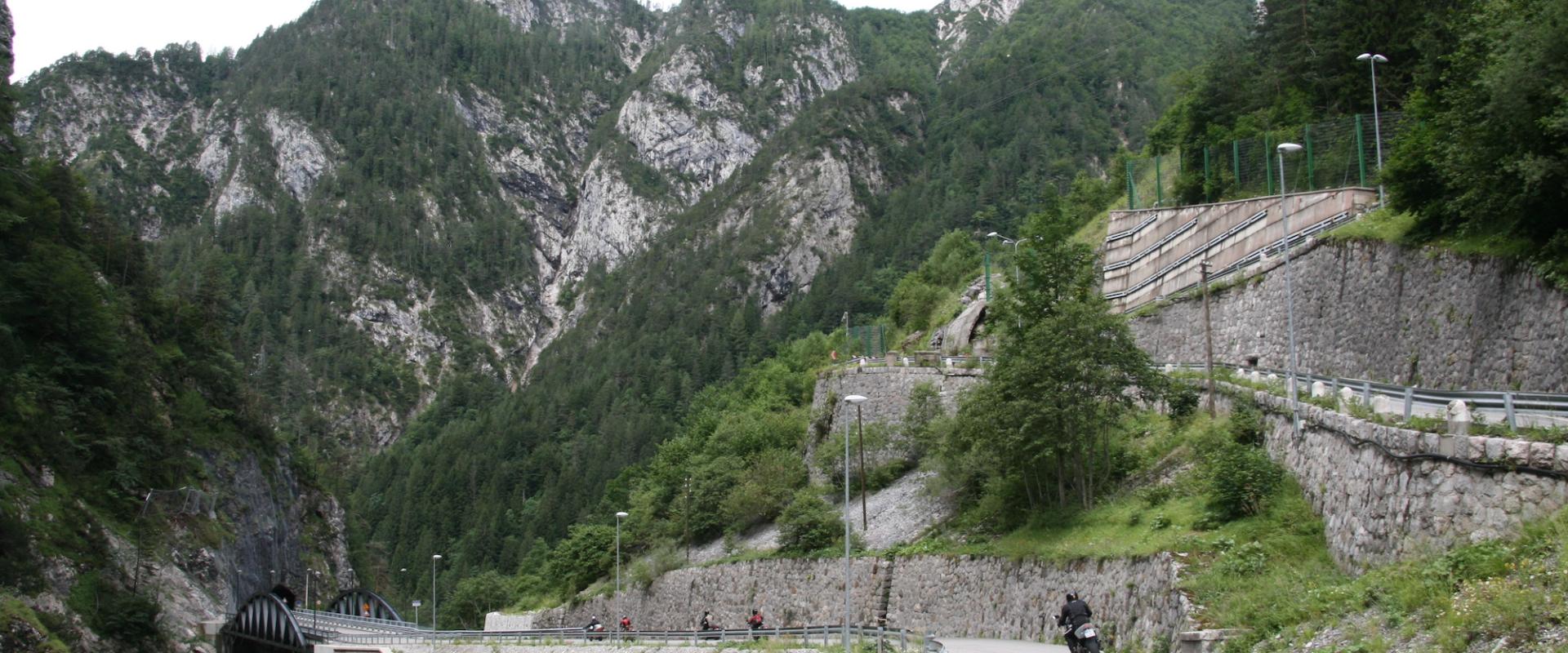 Motorradfahrer auf dem Nassfeldpass, umgeben von Bergen