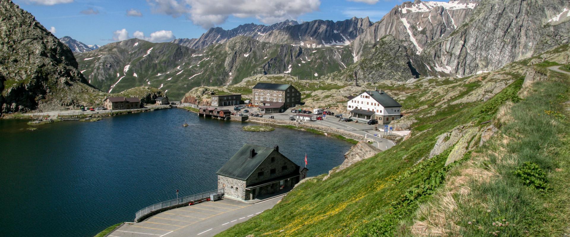 Am Großen St. Bernhard Bergsee mit angrenzender Straße