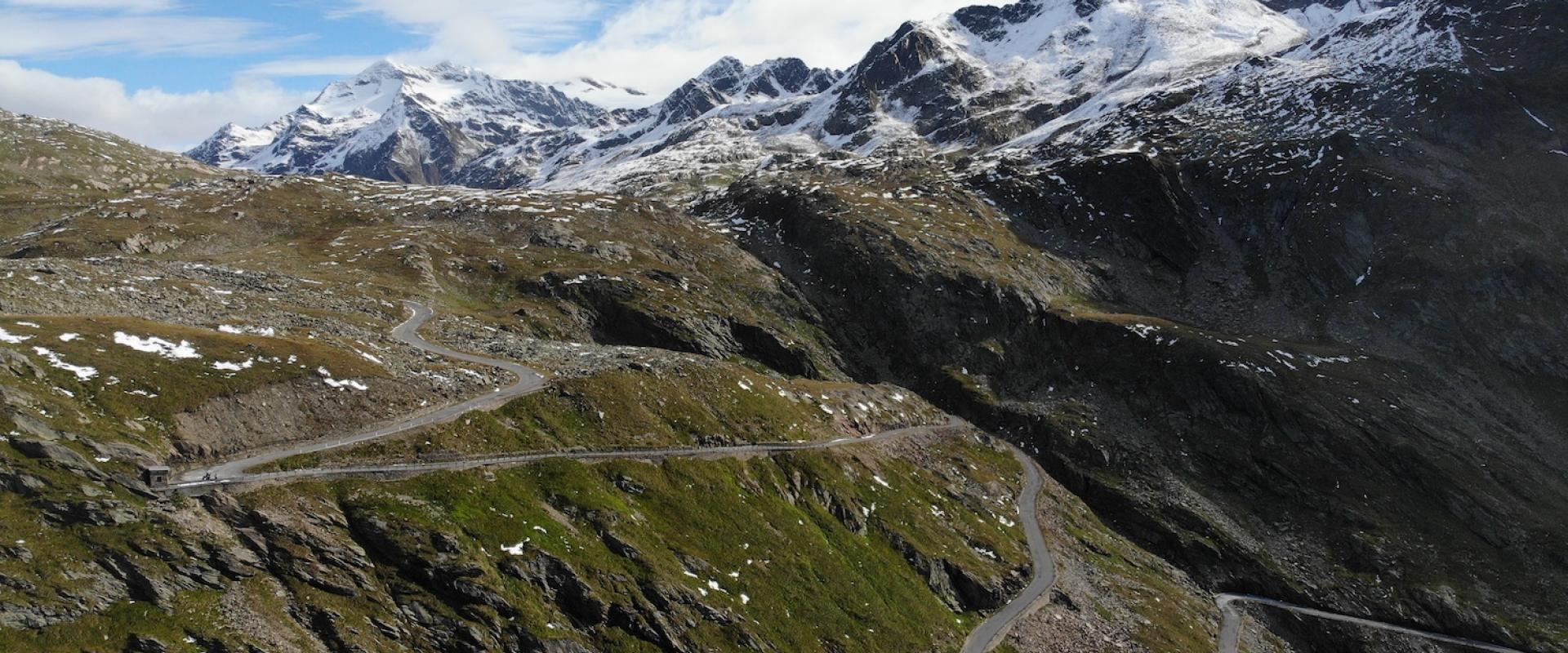 Kurvige Straße des Passo di Gavia einer der Alpenpässe Italien 