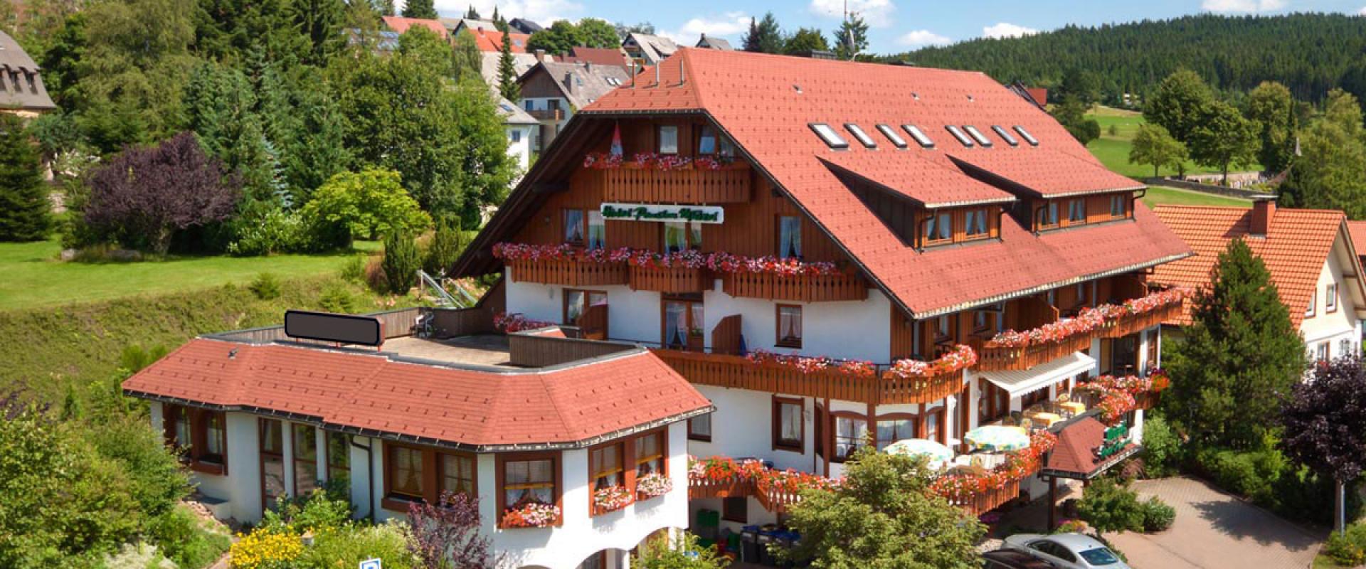 11457 Motorrad Hotel Mutzel im Schwarzwald aussen.jpg