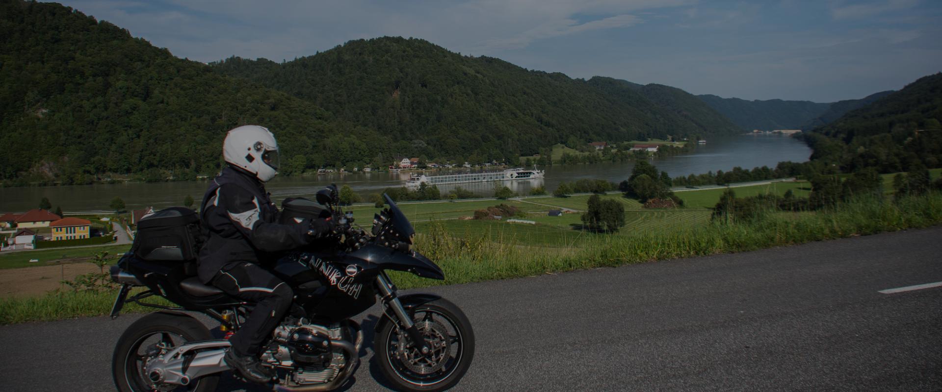 Motorradfahrer fährt Motorradtour in Oberösterreich