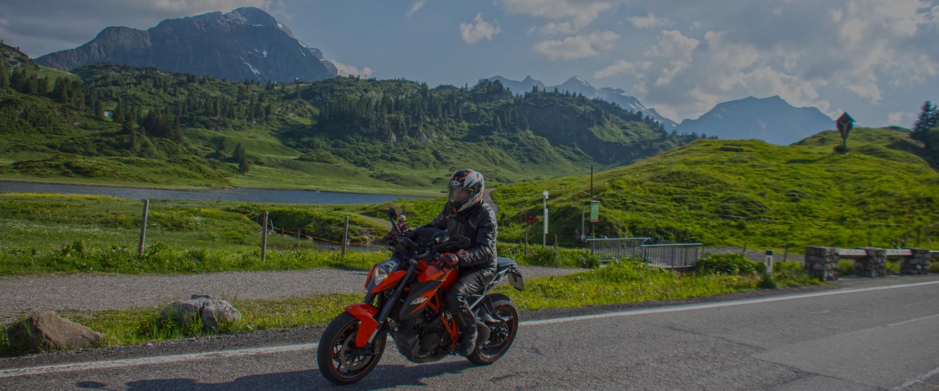 Motorradfahrer auf dem Hochtannbergpass auf Motorradtour durch Vorarlberg