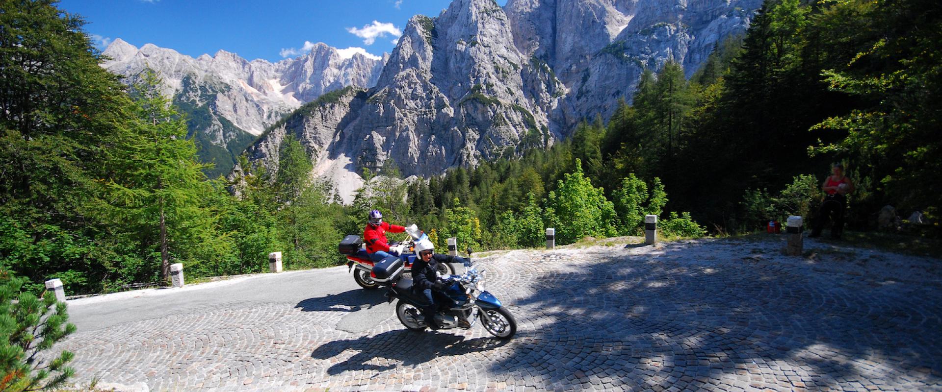 Motorradfahrer unterwegs auf dem Vrsic Pass