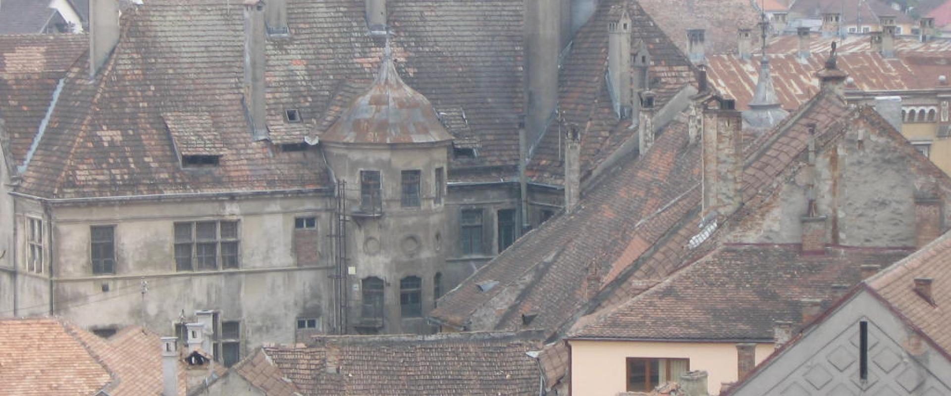 Blick über die Dächer der Altstadt von Schaßburg Rumänien, mit verwitterten Gebäuden und Ziegeldächern