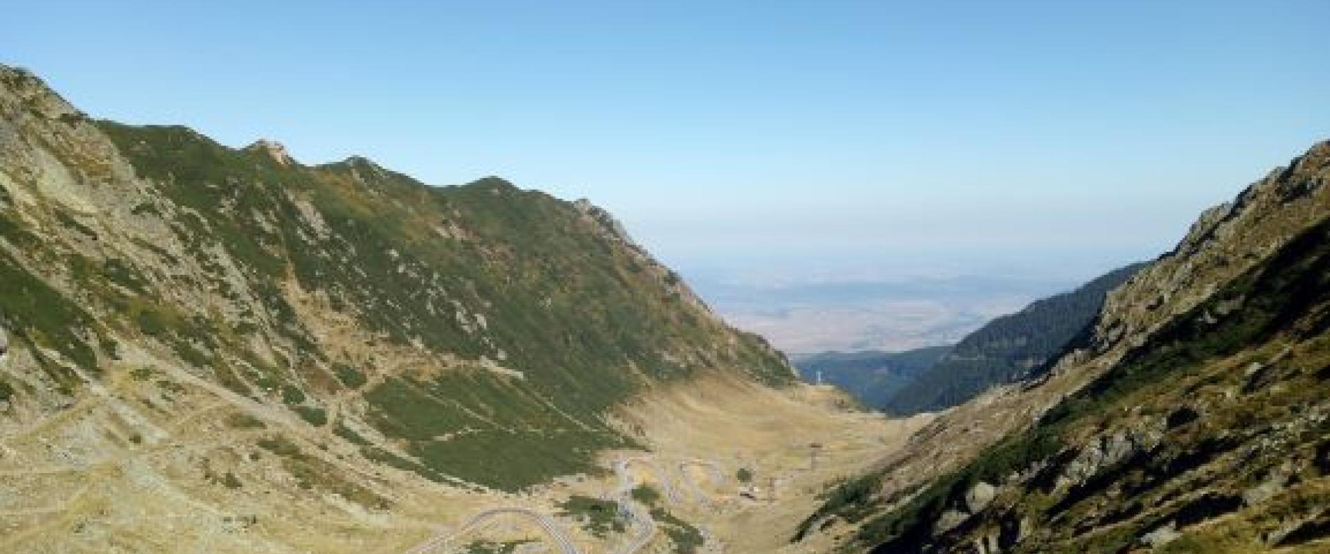 Serpentinenstraße der Transfăgărășan schlängelt sich durch ein Bergtal der Karpaten