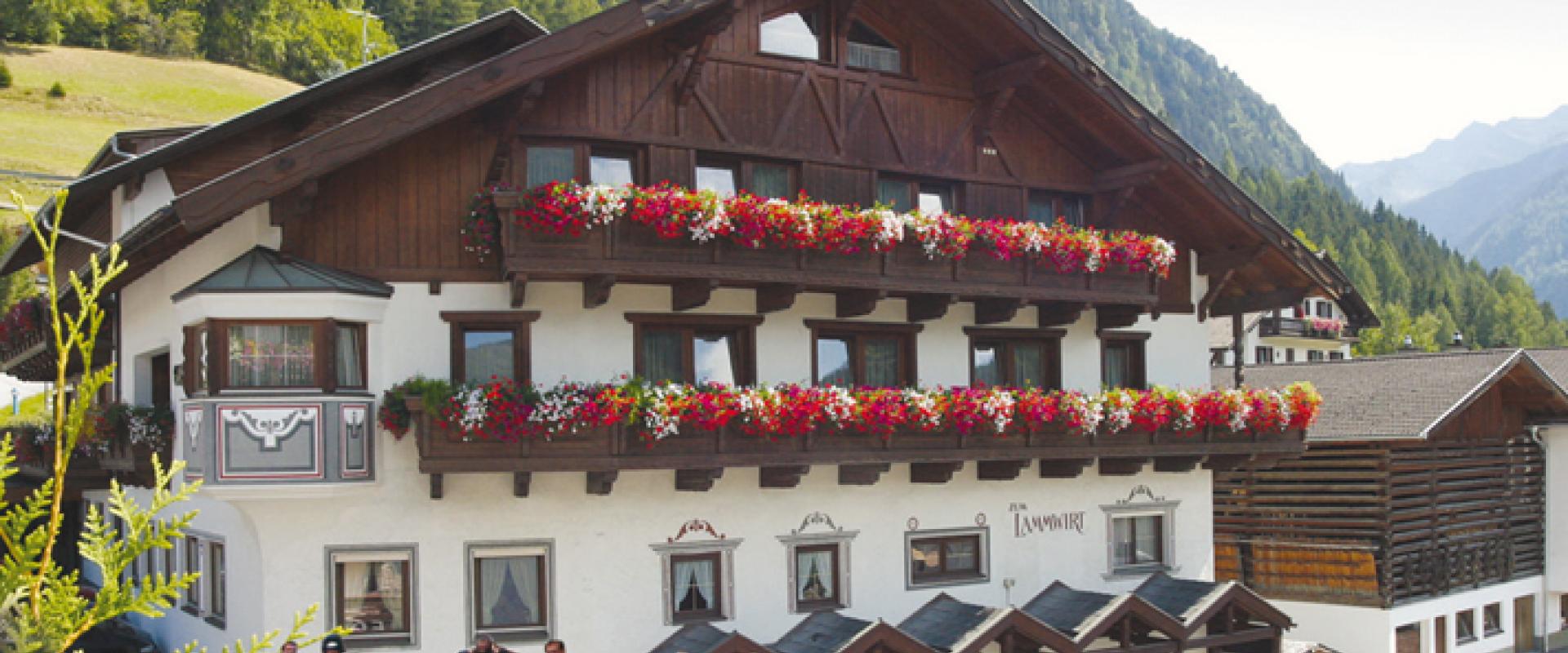 12341 Motorrad Hotel zum Lammwirt in Tirol.jpg