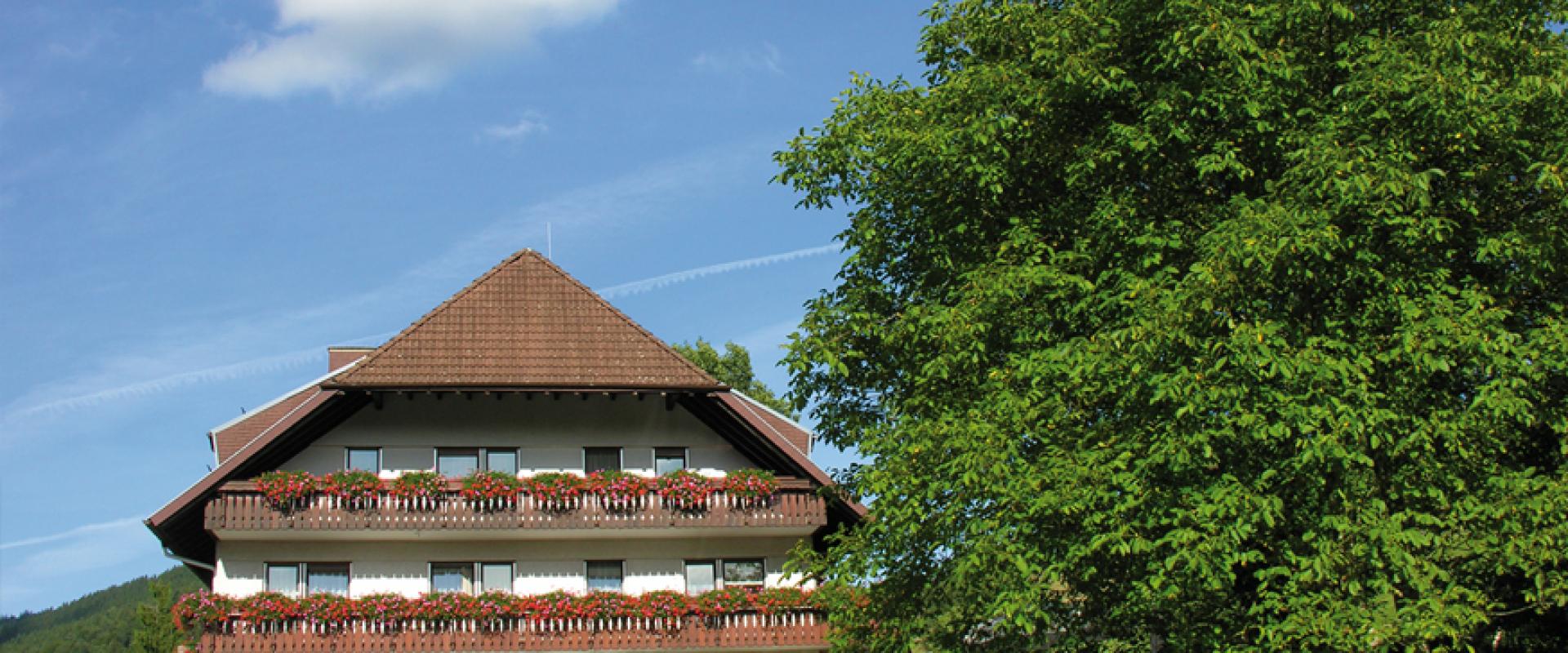 12832 Motorrad Hotel Endehof im Schwarzwald.jpg