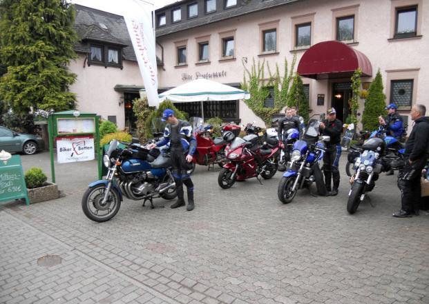 12762 Motorrad Hotel Alte Dorfschänke an der Mosel.jpg
