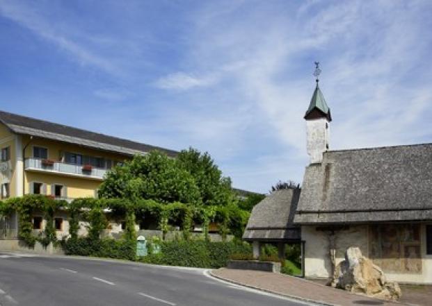 30413 Motorrad Hotel Finkensteiner Hof in Kärnten.jpg