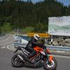 Ein Motorradfahrer unterwegs auf dem Riedbergpass 