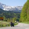 Motorrad auf der Weg zur Rossfeld Panoramastraße, mit Wald und Bergen im Hintergrund