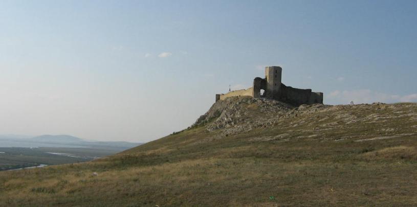 Die Enisala Burg in Rumänien, gelegen auf einem Hügel mit karger Vegetation unter klaren Himmel