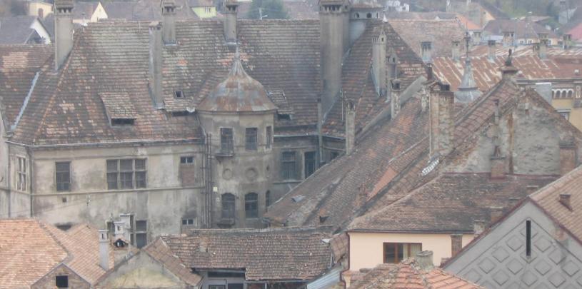Blick über die Dächer der Altstadt von Schaßburg Rumänien, mit verwitterten Gebäuden und Ziegeldächern
