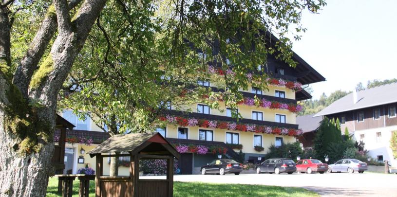 30328 Biker Hotel Schneeweiß in Oberösterreich.jpg