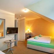 30686 Biker Hotel Schachener Hof Zimmer Bodensee.jpg