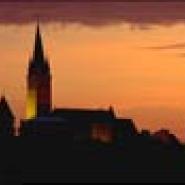 Die Silouette mit Kirchturm von Schloss Bran im Sonnenuntergang