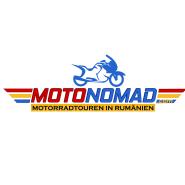Logo Motonomad mit rotem und blauem Schriftzug und einer blauen stilisierten Motorrad-Silhouette über dem Schriftzug