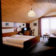 12074 Motorrad Hotel Arina in Tirol Zimmer.jpg