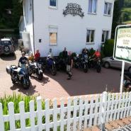 11174 Biker Hotel Rheingold Garni im Harz Gruppe v. Bikern.jpg