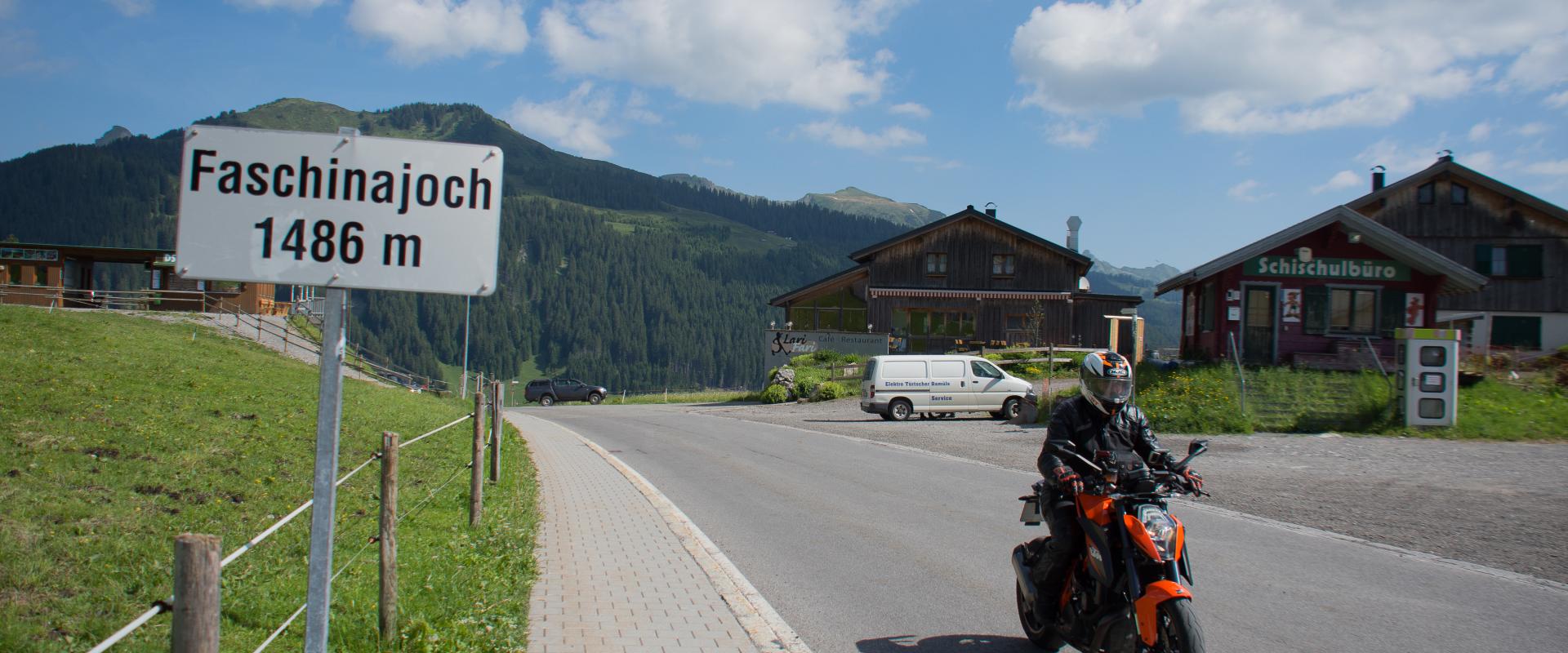 Motorradfahrer auf der Passhöhe des Faschinajochs