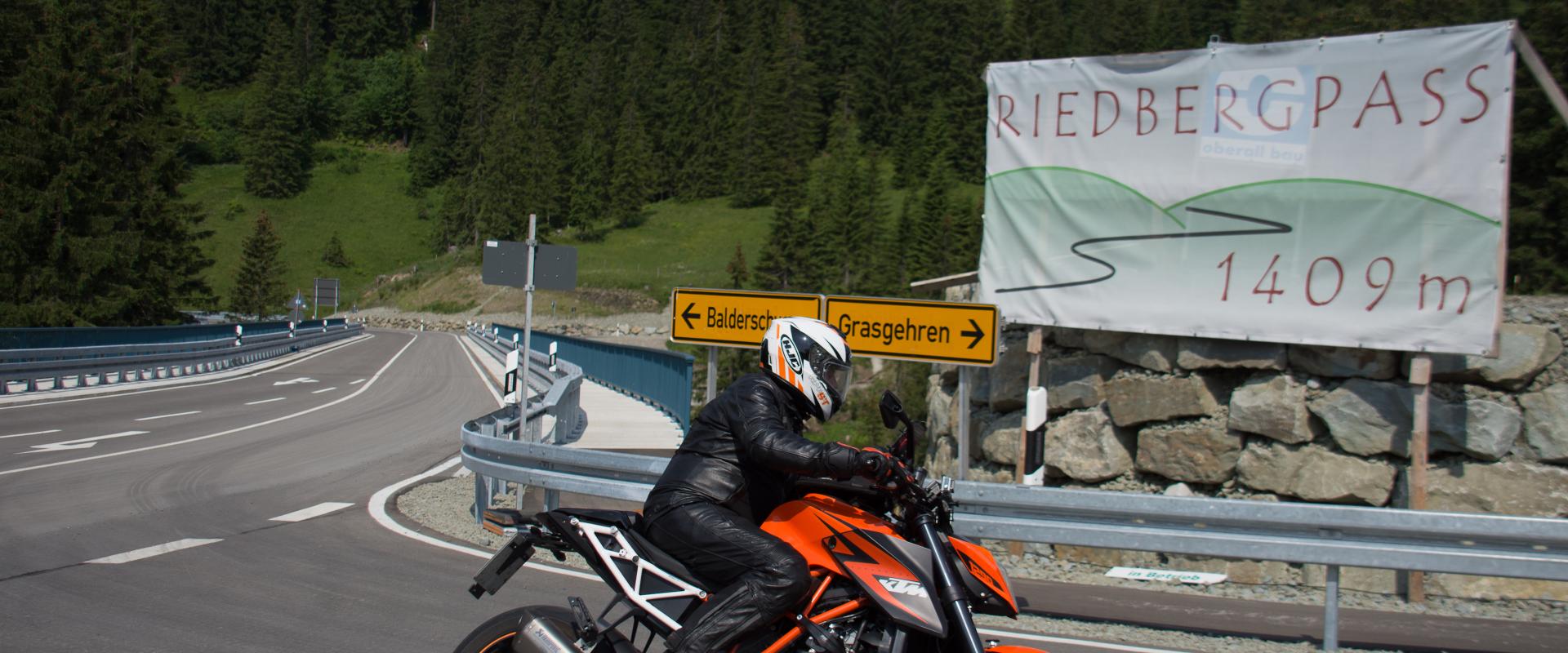Ein Motorradfahrer unterwegs auf dem Riedbergpass 