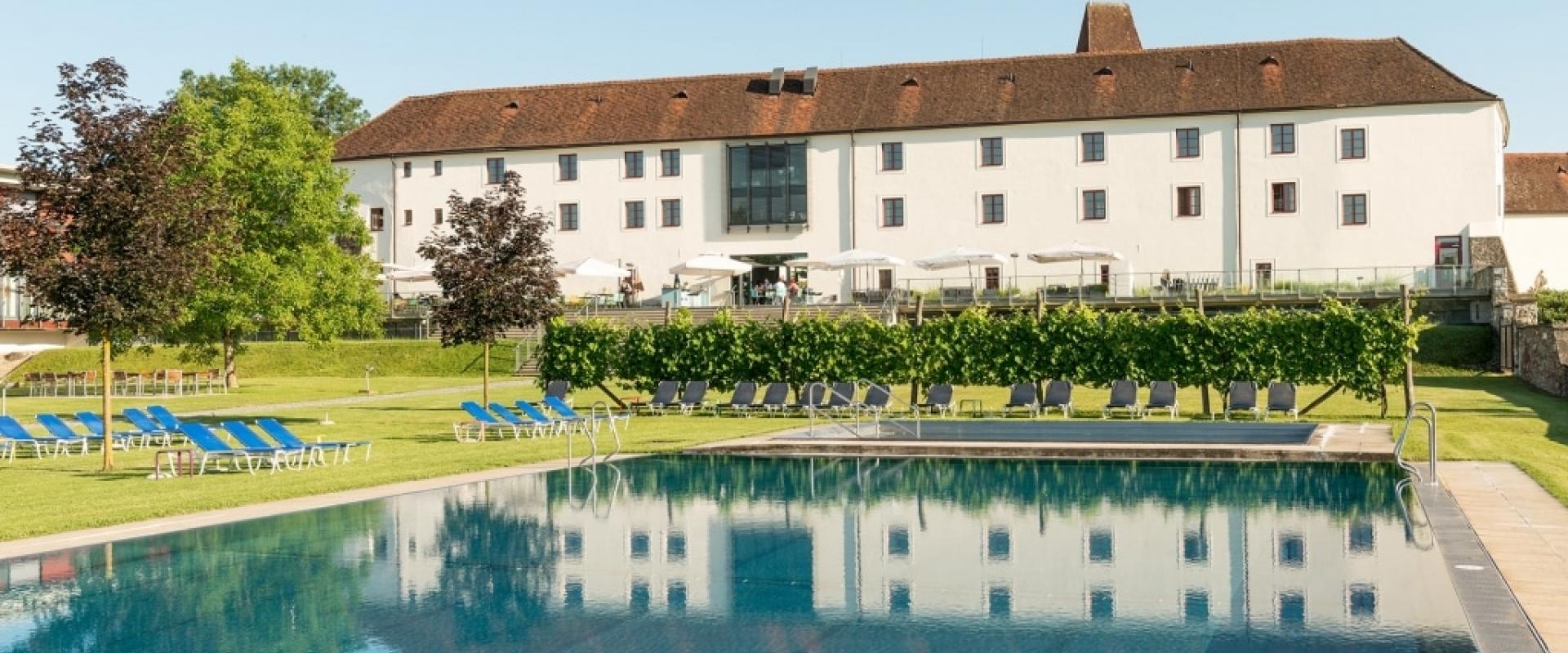 30727 Ebike Hotel Schloss Seggau Steiermark Garten 2.jpg
