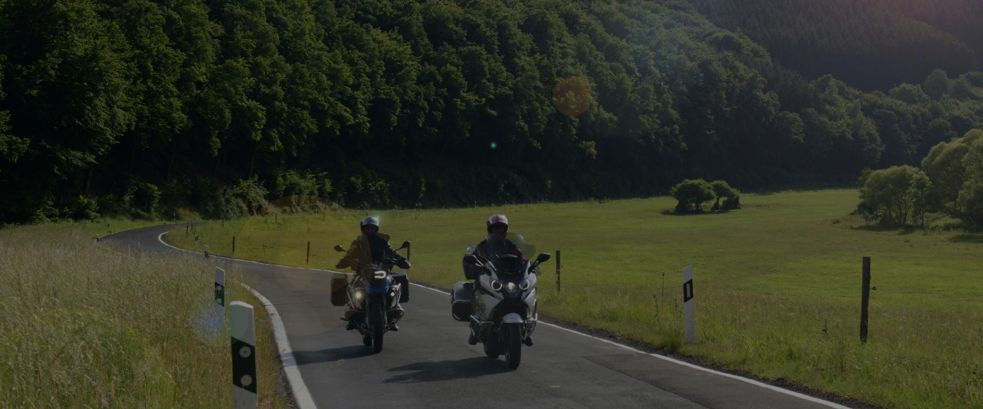 Zwei Motorradfahrer fahren eine Motorradtour im Hunsrück