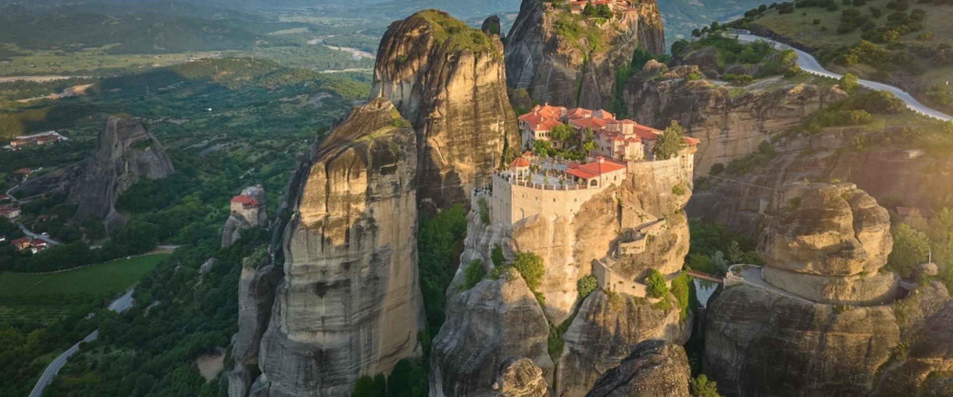 Klöster auf den Gipfeln von gigantischen Felsformationen in Meteora, Griechenland, bei Sonnenuntergang