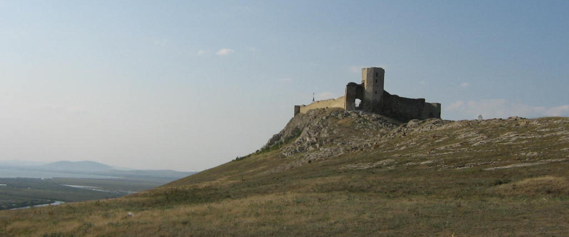 Die Enisala Burg in Rumänien, gelegen auf einem Hügel mit karger Vegetation unter klaren Himmel