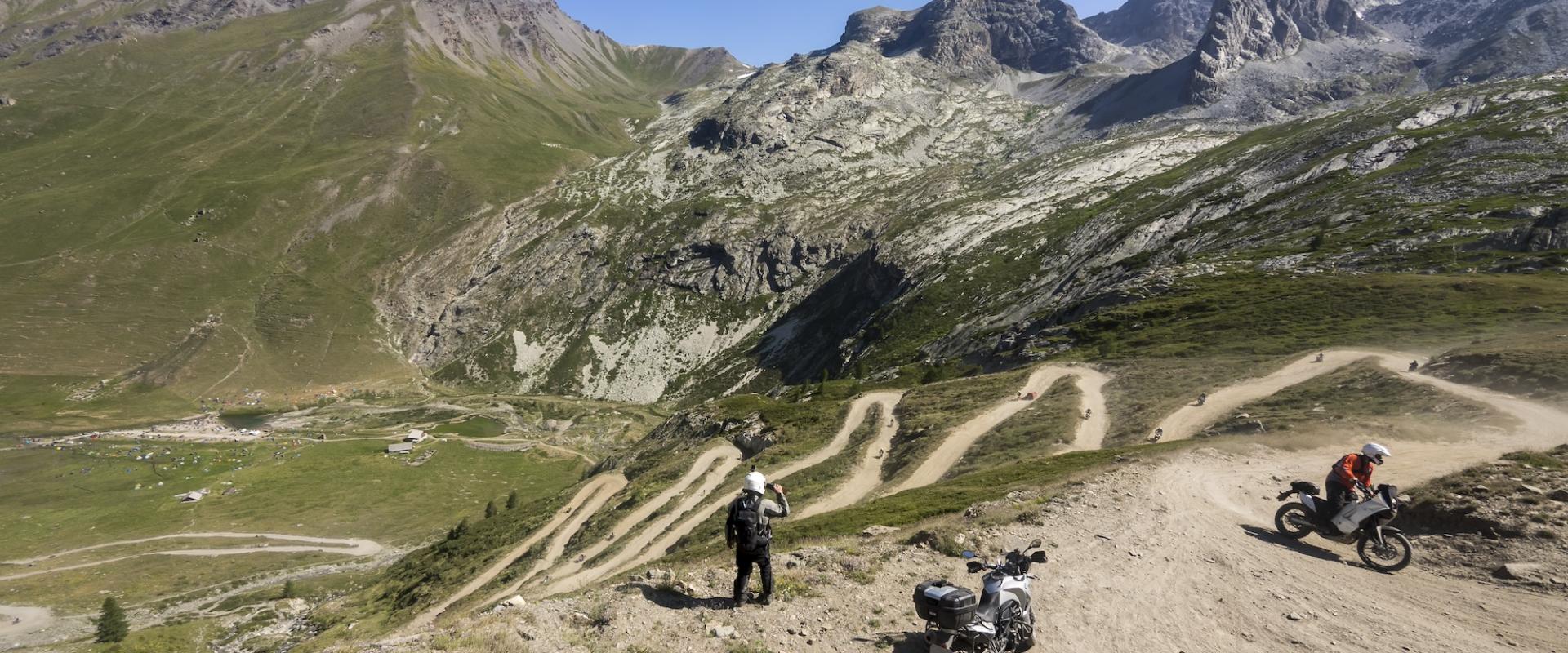 2 Motorradfahrer Offroad durch Frankreich auf einer kurvigen Schotterpiste