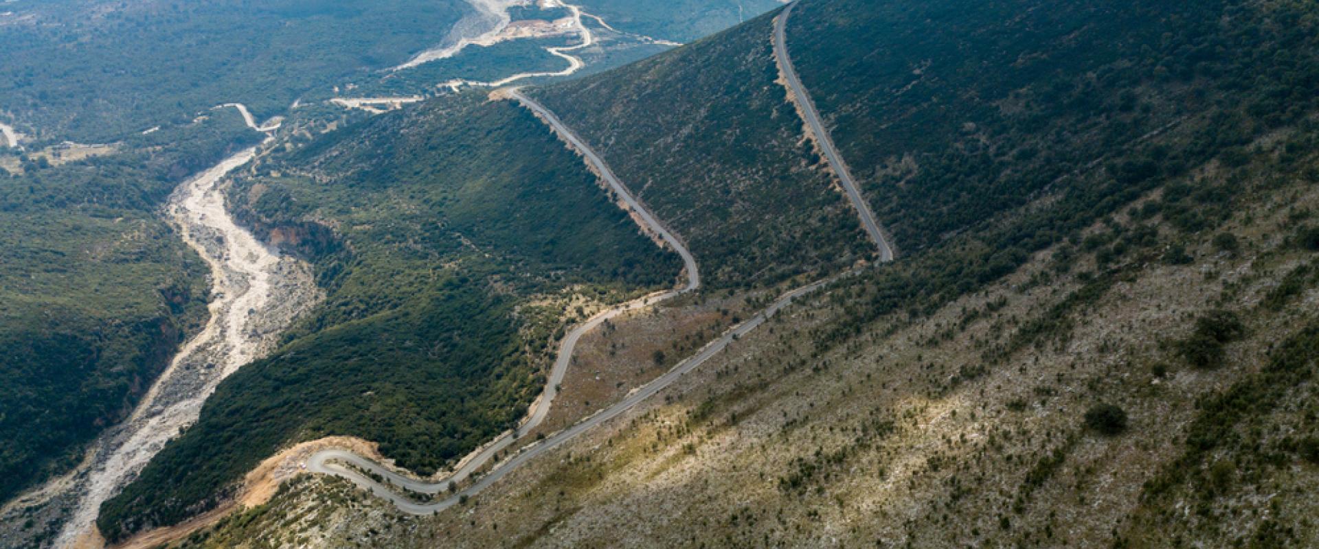 Llogara Pass schlängelt sich am Berg entlang