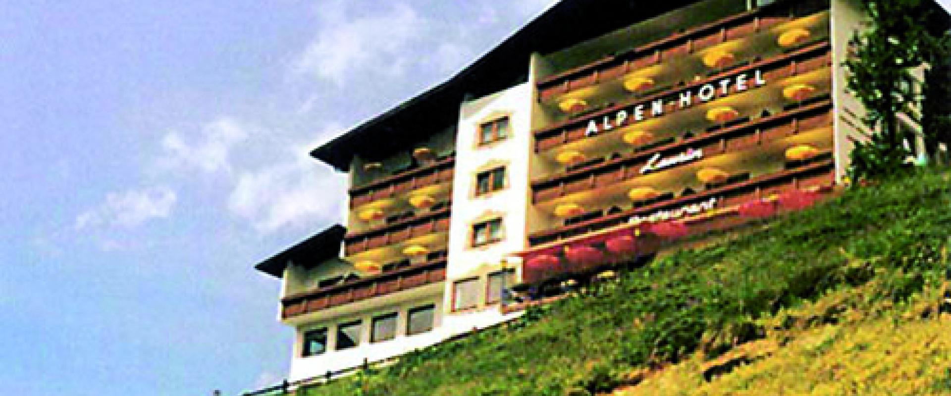 13994 Motorrad Hotel Laurin in Tirol.jpg