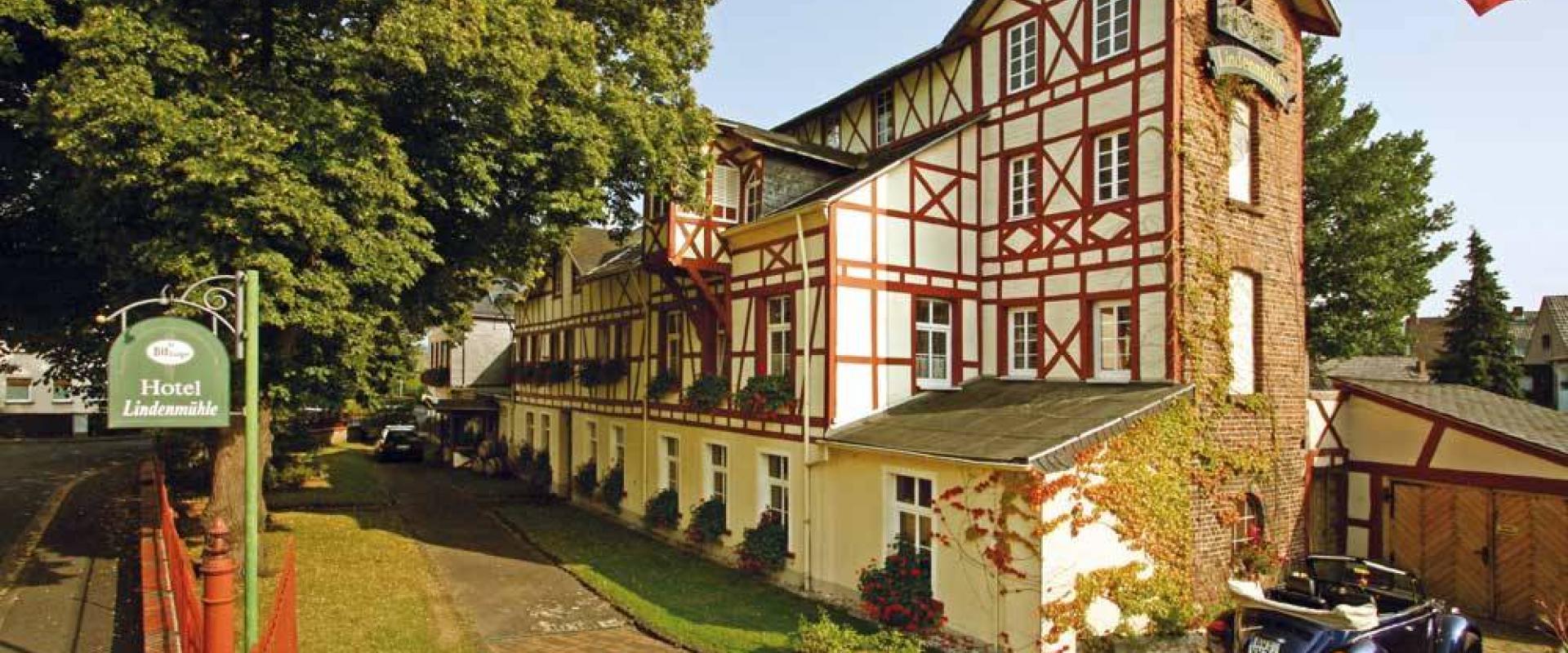 14351 Motorrad Hotel Garni Lindenmühle in der Eifel.jpg