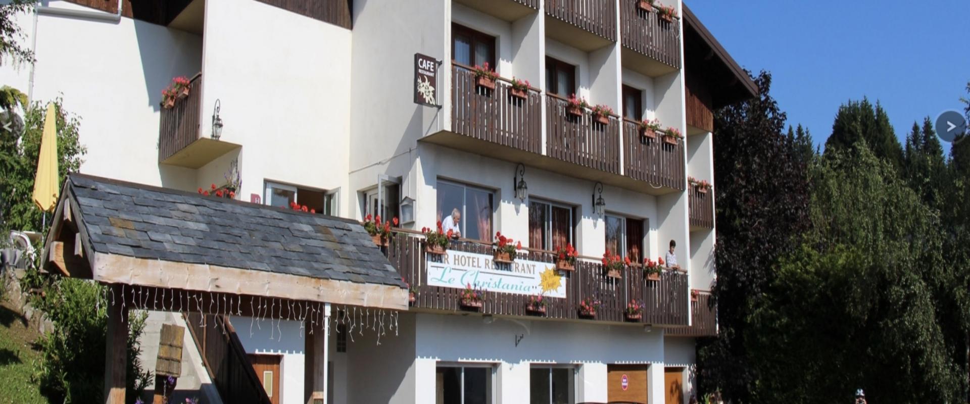 20669 Biker Hotel La Christania in den Französischen Alpen.jpg