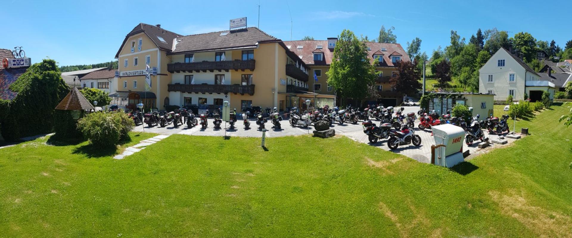 13809 Motorrad Hotel Waldviertler-Hof in Niederösterreich.jpg