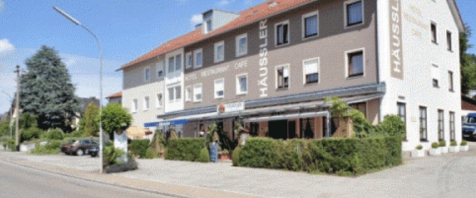 12376 Motorrad Hotel Häußler in Oberbayern.jpg