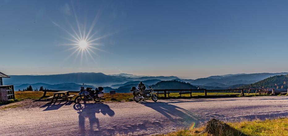 Rast bei einer Motorradtour mit schönem Blick von der Alexanderschanze auf den Nordschwarzwald.