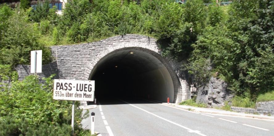 Passhöhe des Pass Lueg, mit Schild und Einfahrt in den Tunnel