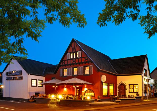 15924 Motorrad Hotel Beim Holzschnitzer in der Eifel.jpg