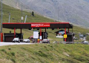 Die Mautstelle des Timmelsjoch, mit passierenden Autos 