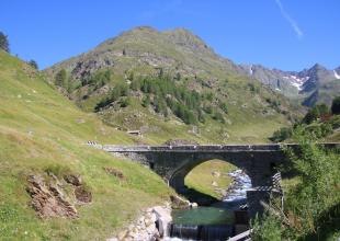 Ein Fluss der unterhalb des Timmelsjochs entlang fließt