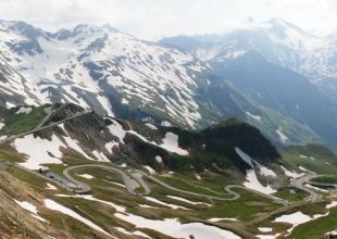 Luftaufnahme auf die Großglockner Hochalpenstraße und die umliegende Berge