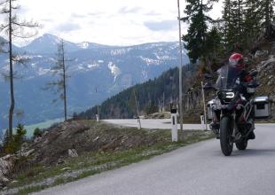 Motorradfahrer fährt auf der Tauplitzalmstraße seine Kehren