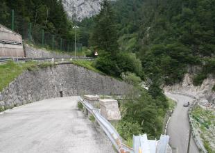 Kehren des Nassfeldpass, inmitten von Bäumen