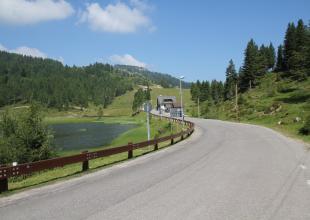 Kehren des Nassfeldpass, entlang eines Sees