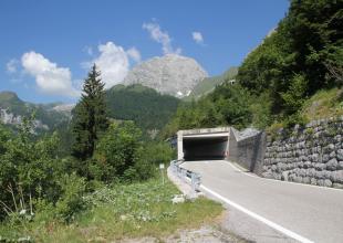 Tunnel des Plöckenpass, umgeben vom Bergen und Bäumen