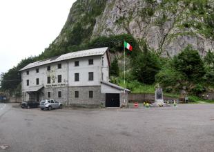 Häuser am Rande des Plöckenpass, inmitten von Bergen