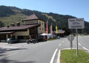 Passhöhe vom Pass Thurn, mit Schild