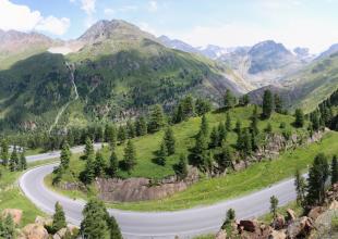 Blick von der Kaunertaler Gletscherstrasse auf Kehre und Berge